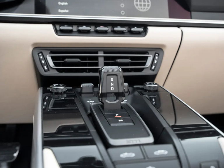 Porsche 992 Carrera 4