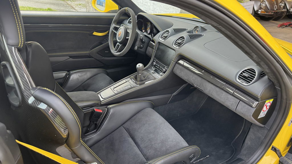 Porsche 718 Cayman GT4