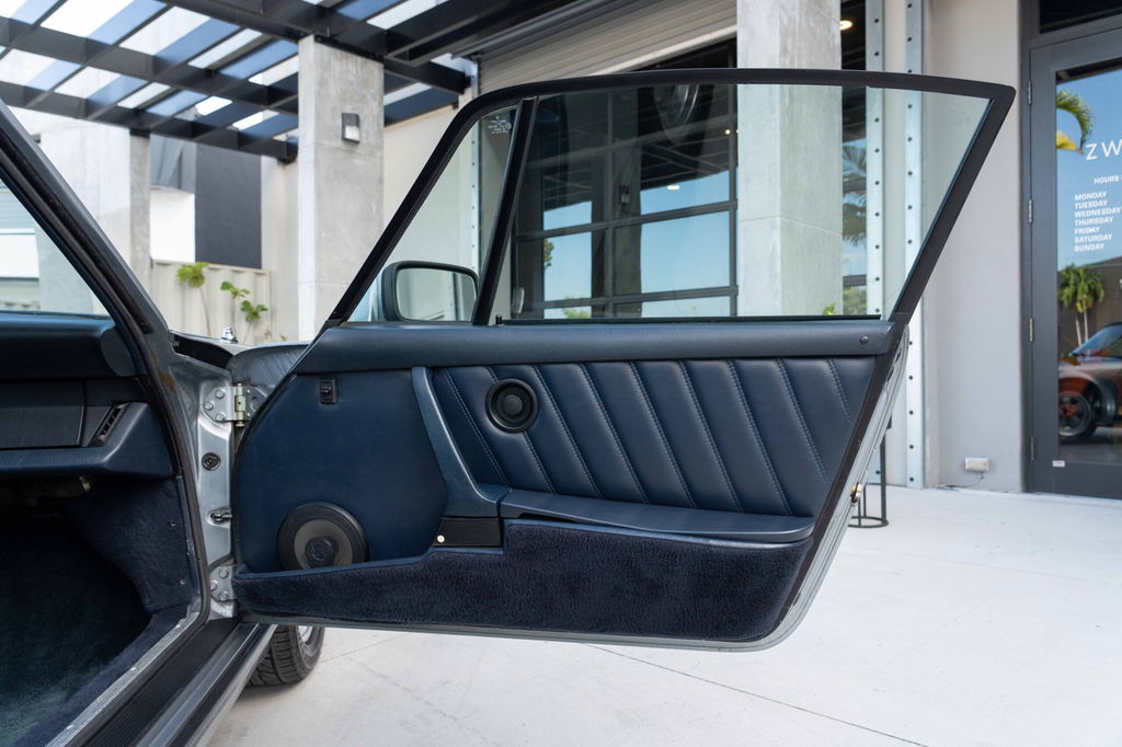 Porsche 911 Carrera 3.2 (US)