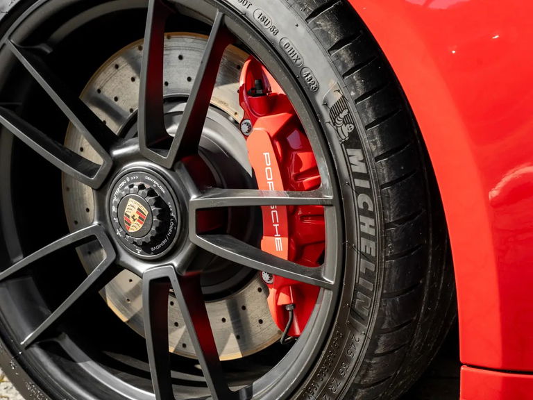 Porsche 992 Carrera 4 GTS