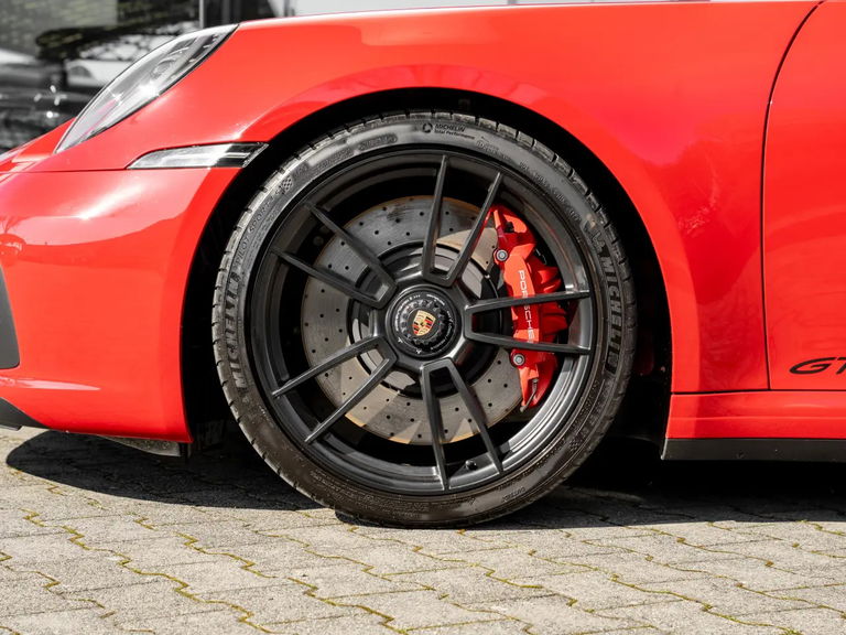 Porsche 992 Carrera 4 GTS