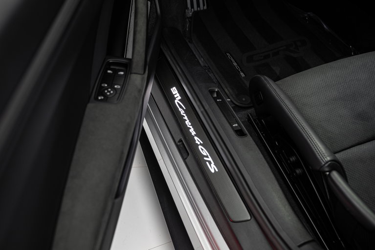Porsche 992 Carrera 4 GTS