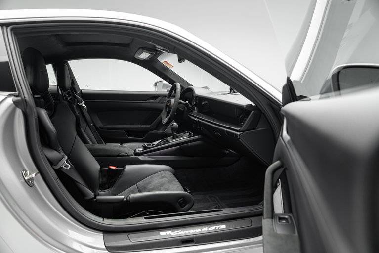 Porsche 992 Carrera 4 GTS