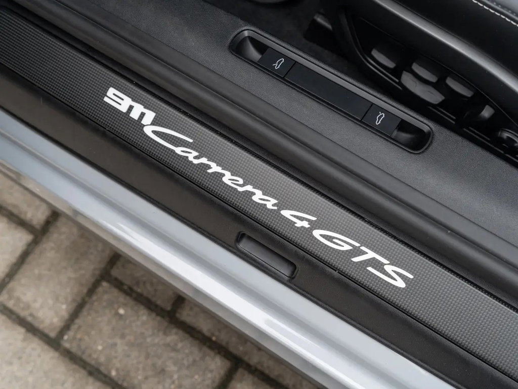 Porsche 992 Carrera 4 GTS