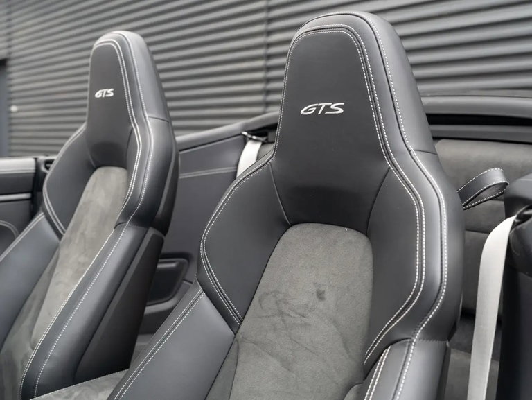 Porsche 992 Carrera 4 GTS