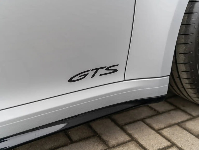 Porsche 992 Carrera 4 GTS