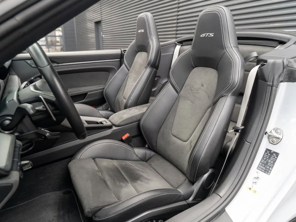 Porsche 992 Carrera 4 GTS