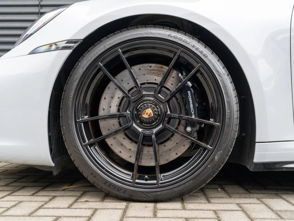 Porsche 992 Carrera 4 GTS