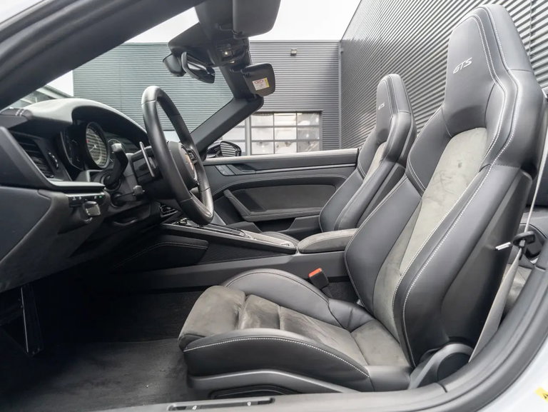 Porsche 992 Carrera 4 GTS