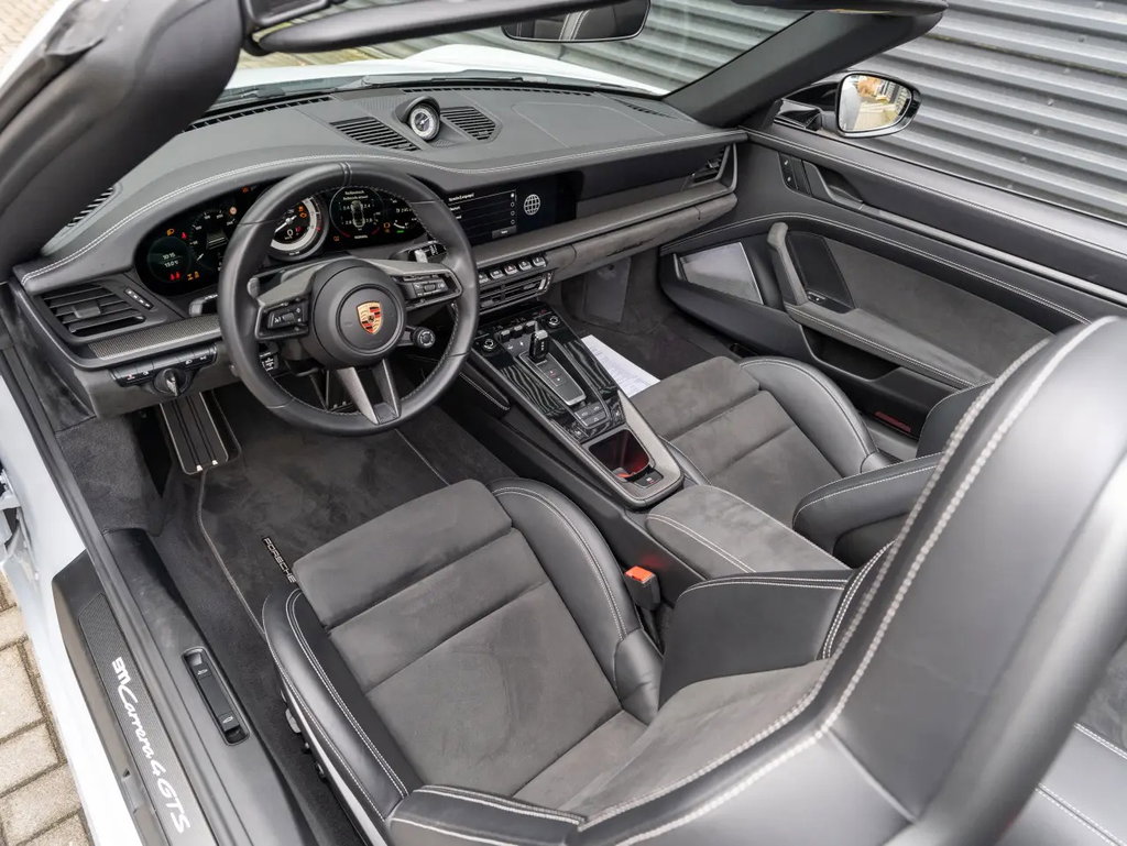 Porsche 992 Carrera 4 GTS