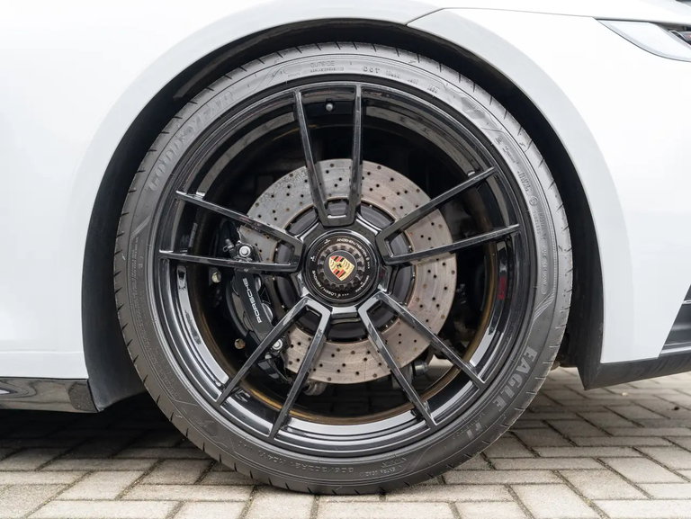 Porsche 992 Carrera 4 GTS