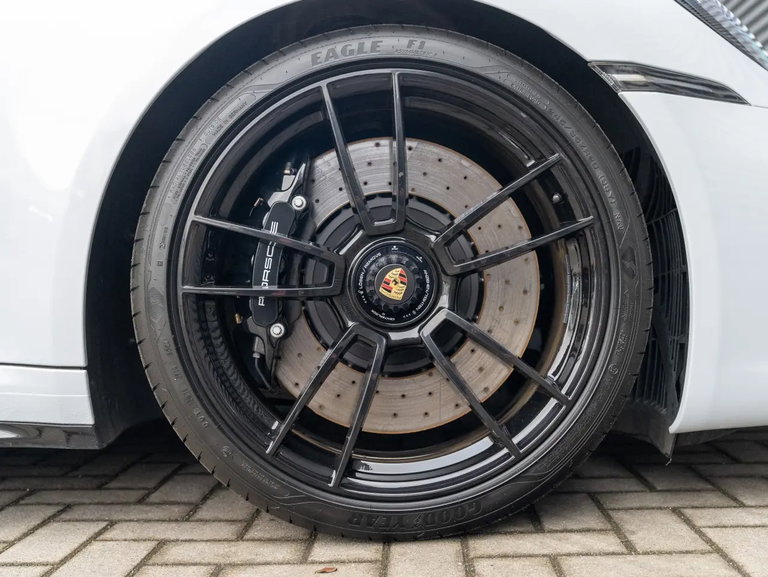 Porsche 992 Carrera 4 GTS