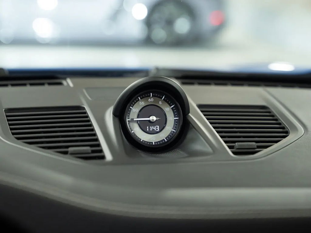 Porsche 992 Carrera 4 GTS