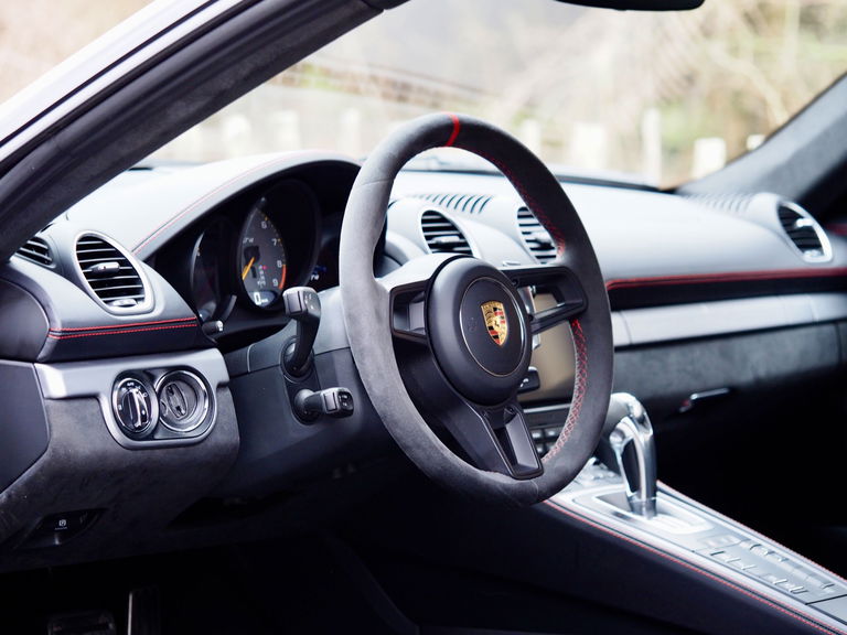 Porsche 718 Cayman GT4