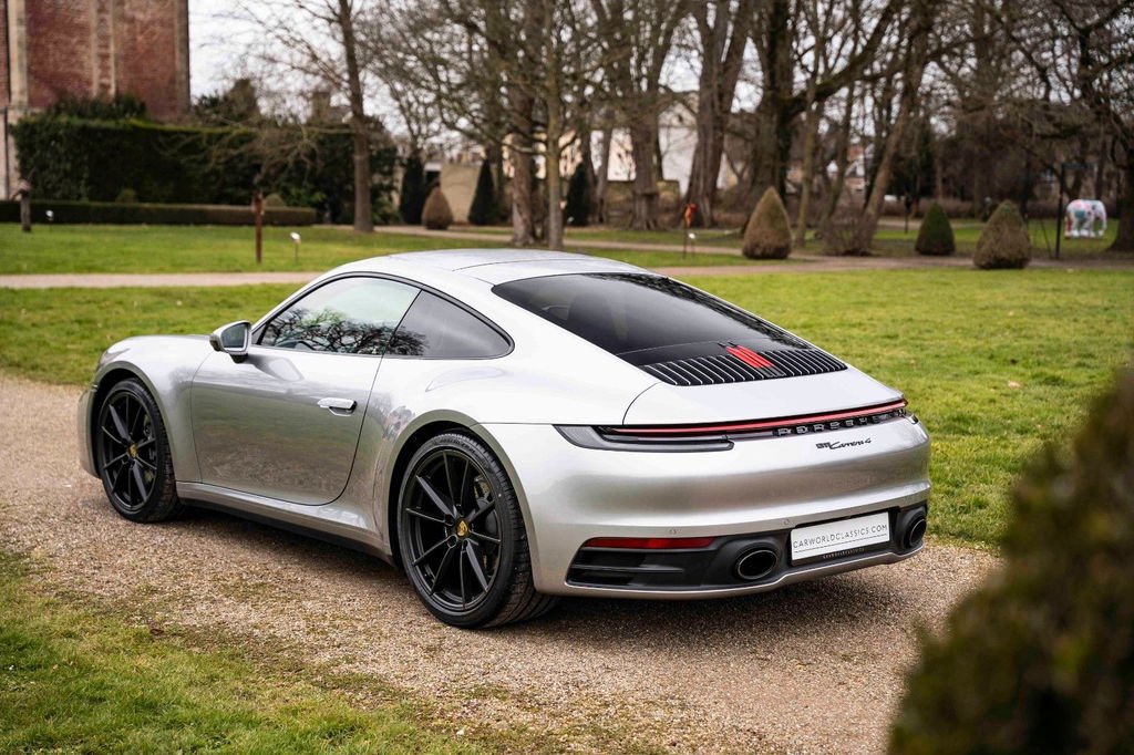 Porsche 992 Carrera 4