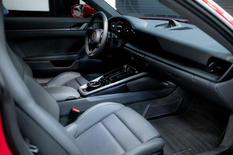 Porsche 992 Carrera 4