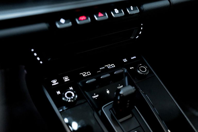 Porsche 992 Carrera 4