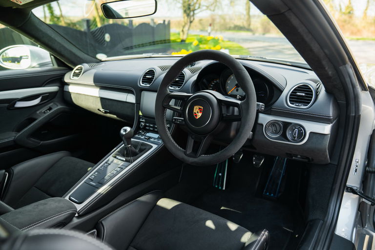 Porsche 718 Cayman GT4