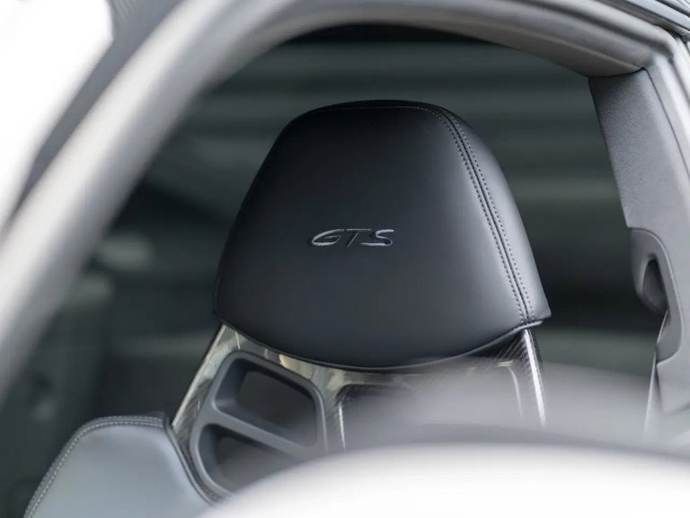 Porsche 992 Carrera 4 GTS