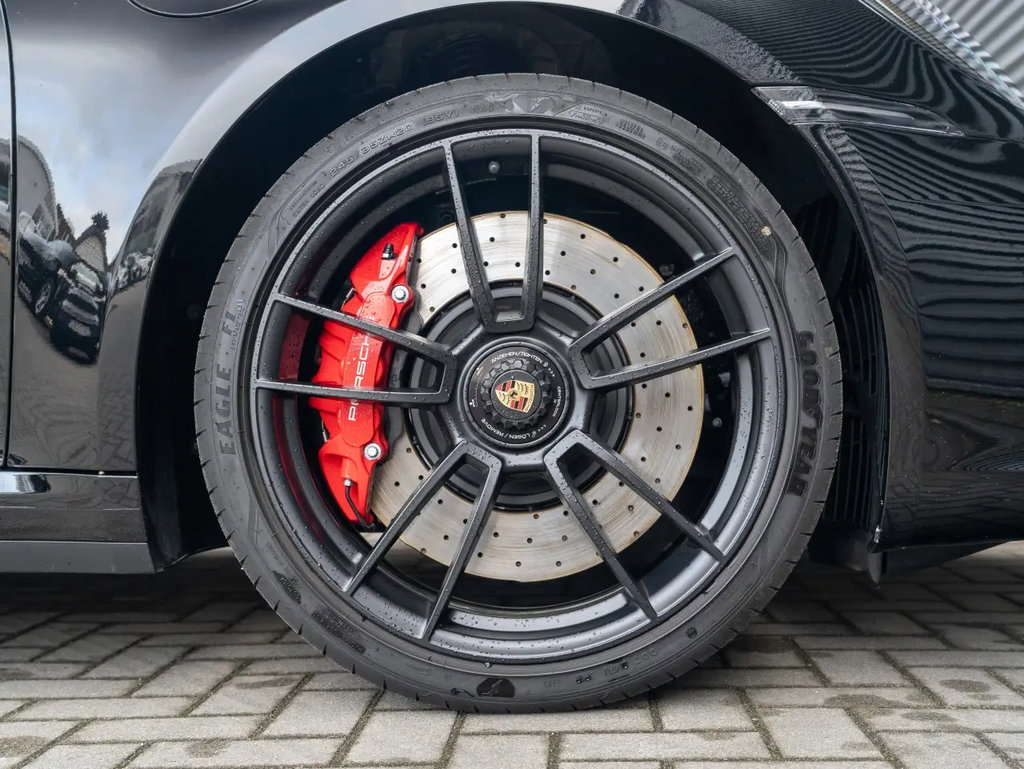 Porsche 992 Carrera 4 GTS