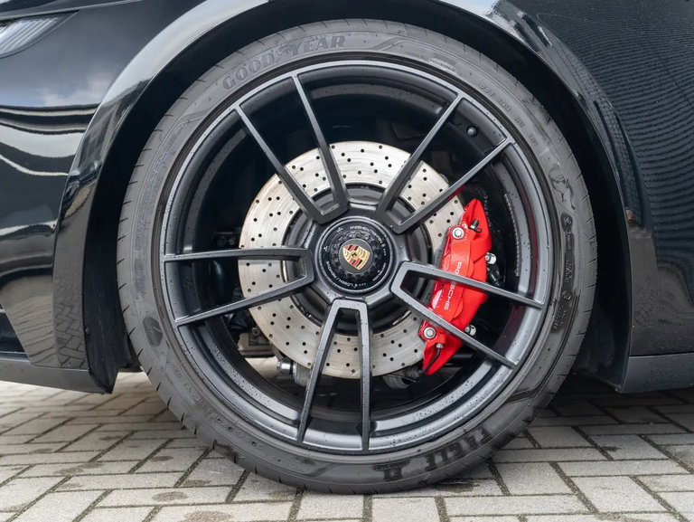 Porsche 992 Carrera 4 GTS