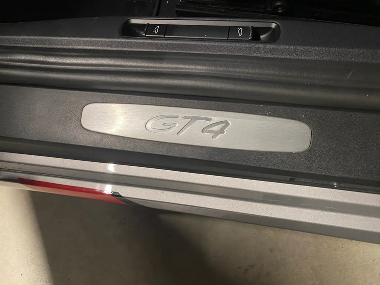 Porsche 718 Cayman GT4