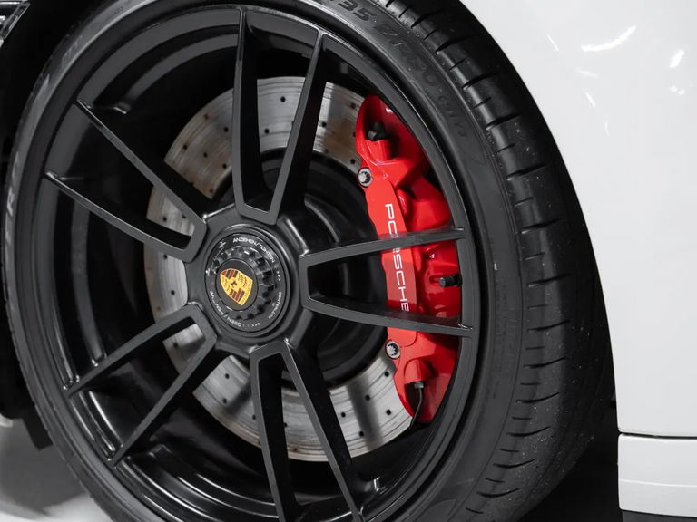 Porsche 992 Carrera 4 GTS