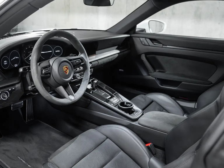Porsche 992 Carrera 4 GTS