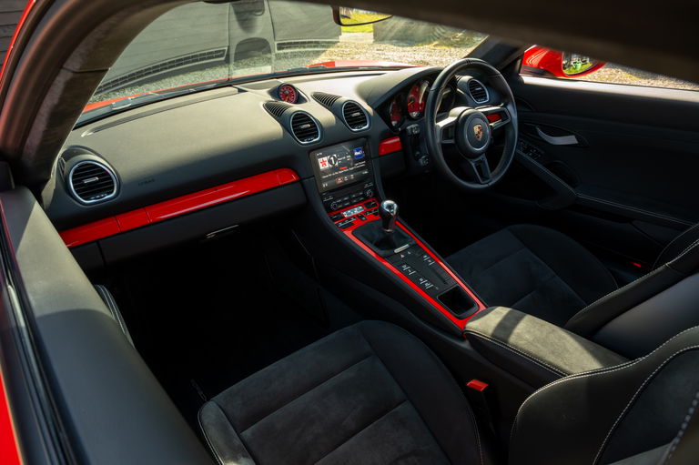 Porsche 718 Cayman GT4