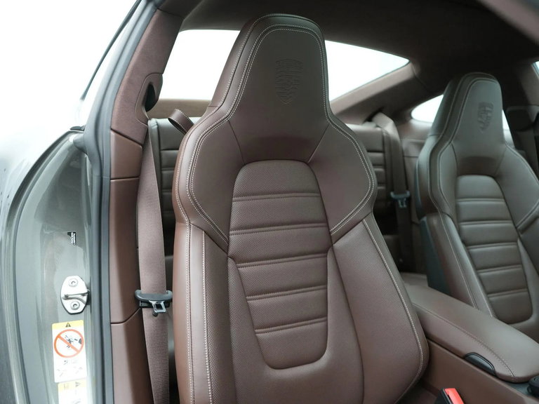 Porsche 992 Carrera 4 GTS