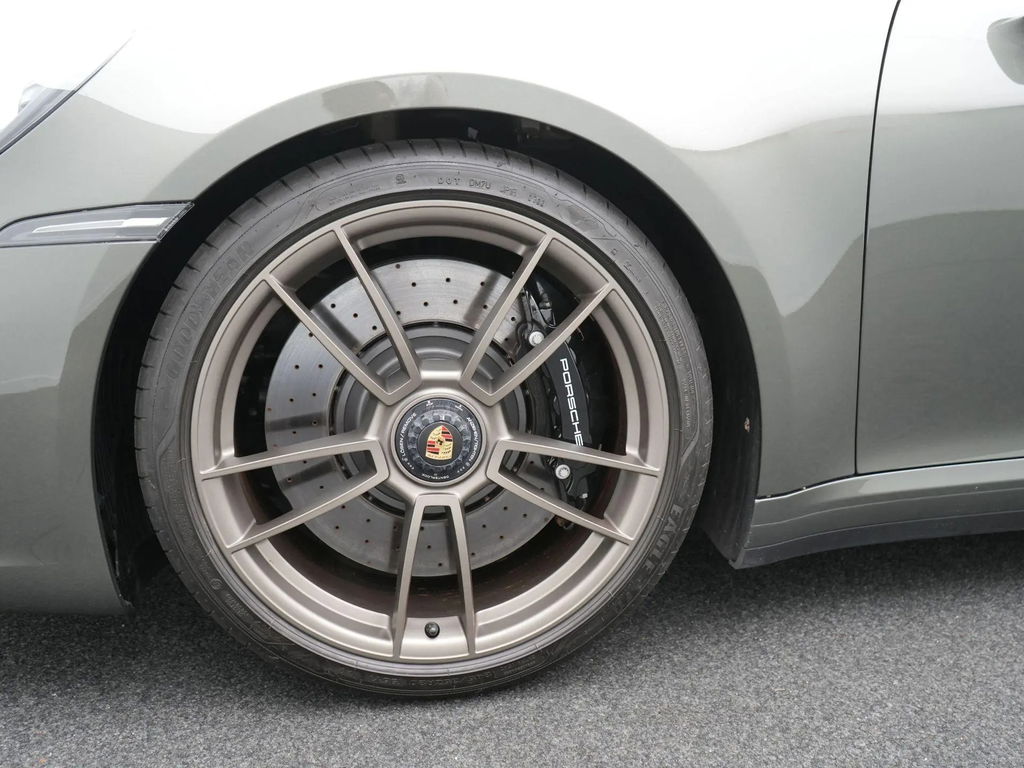 Porsche 992 Carrera 4 GTS