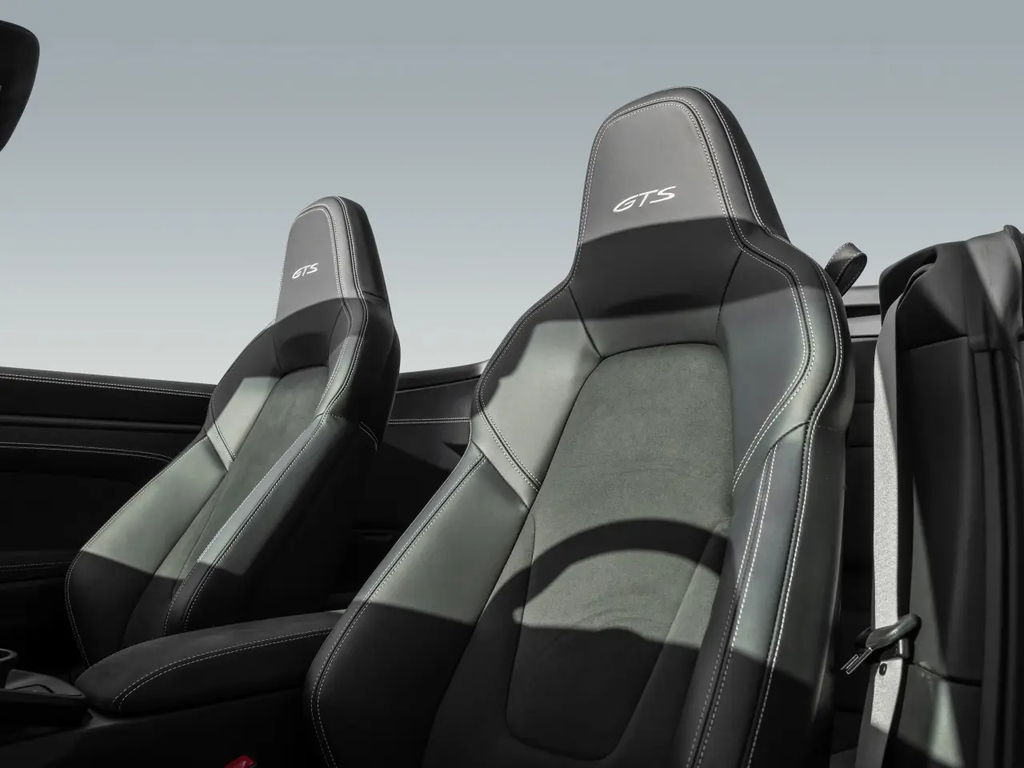 Porsche 992 Carrera 4 GTS