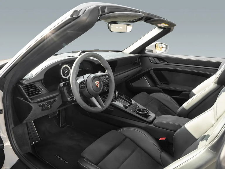 Porsche 992 Carrera 4 GTS