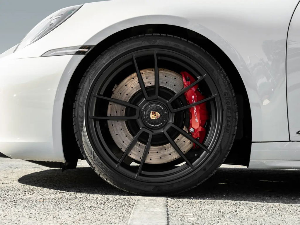 Porsche 992 Carrera 4 GTS