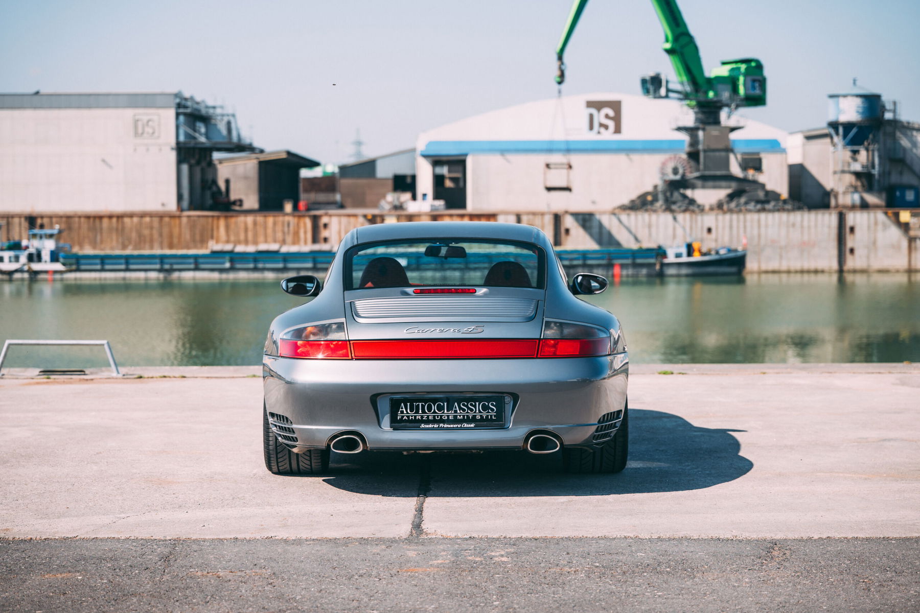 Porsche 996.2 Carrera 4S rear seal grey