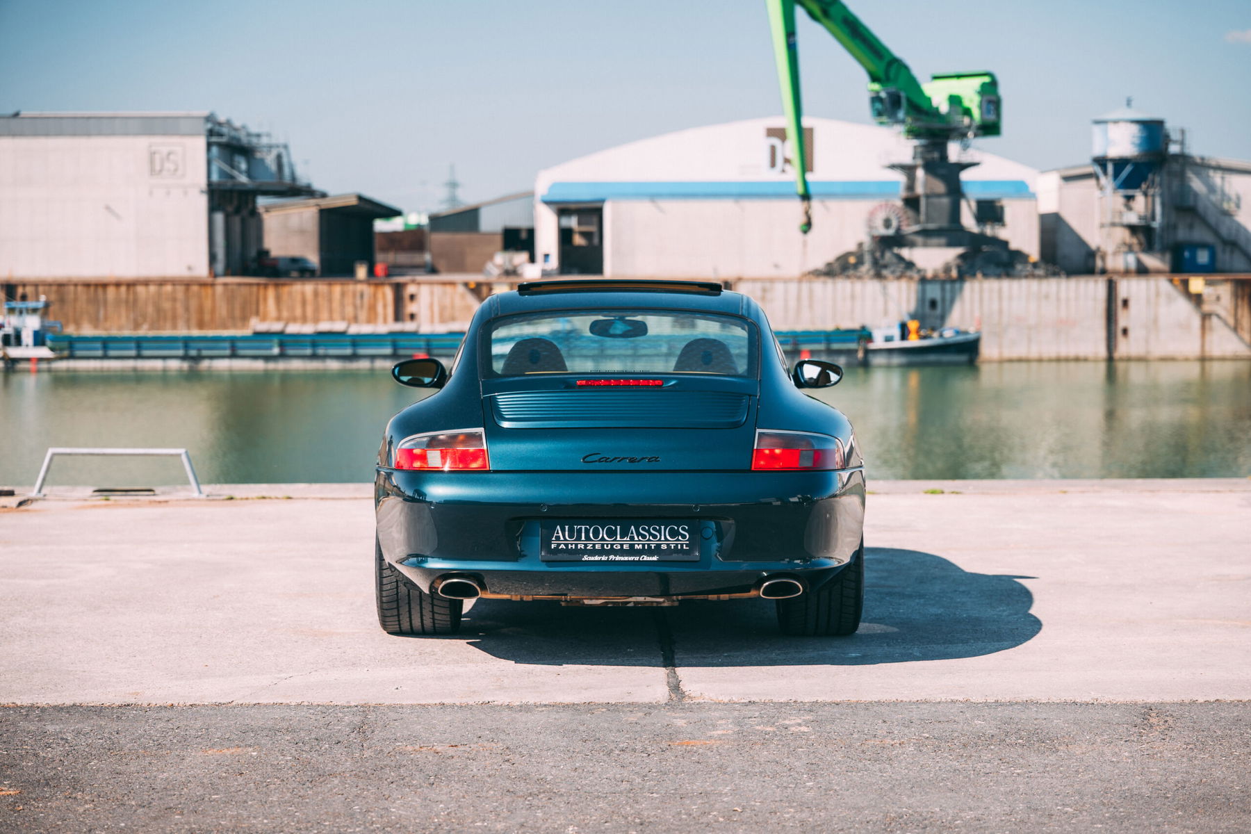 Porsche 996.2 Carrera Lago Green rear