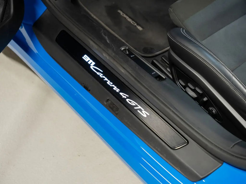 Porsche 992 Carrera 4 GTS