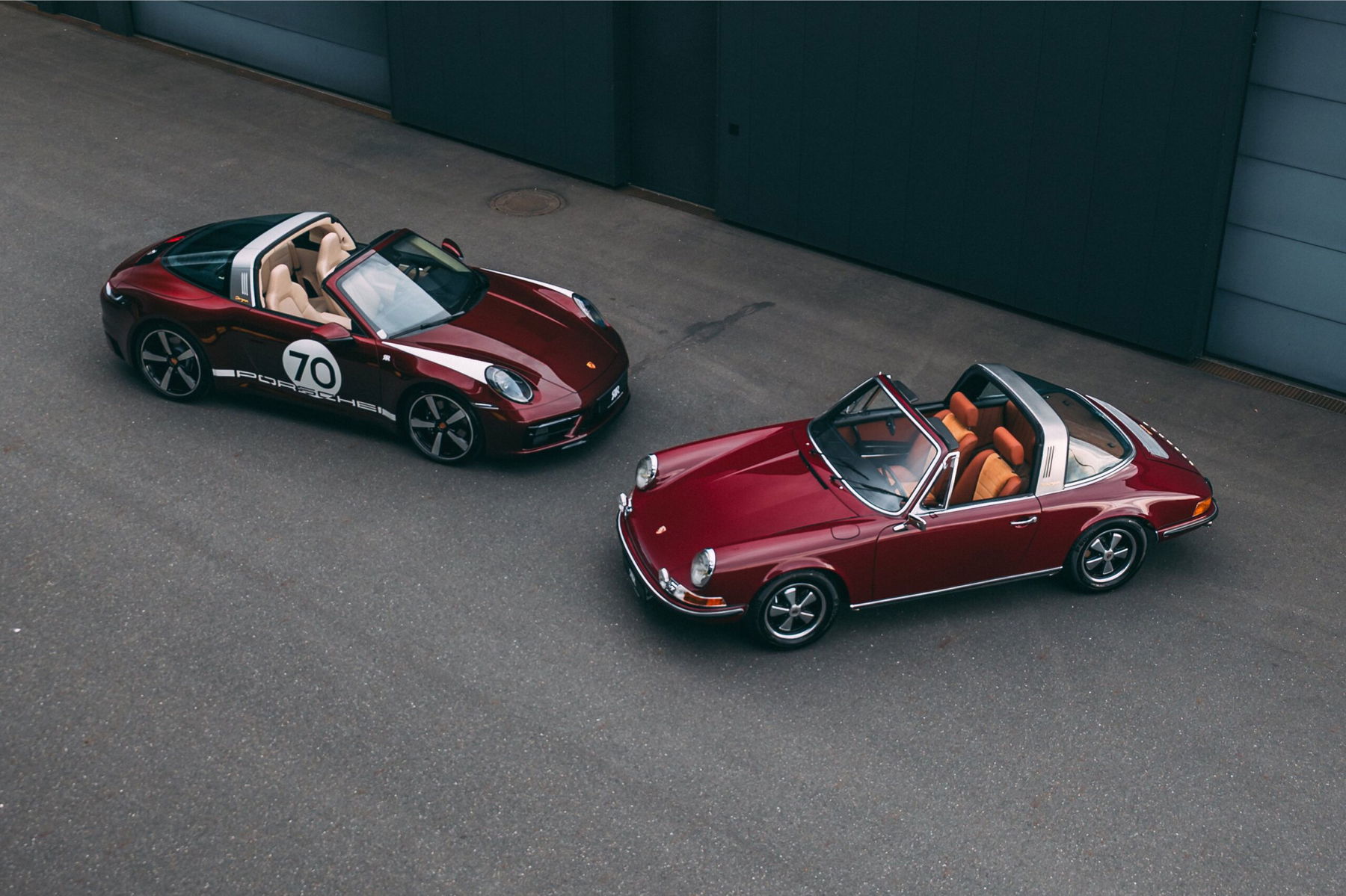 911 Targa 992 und Oldtimer Porsche rot