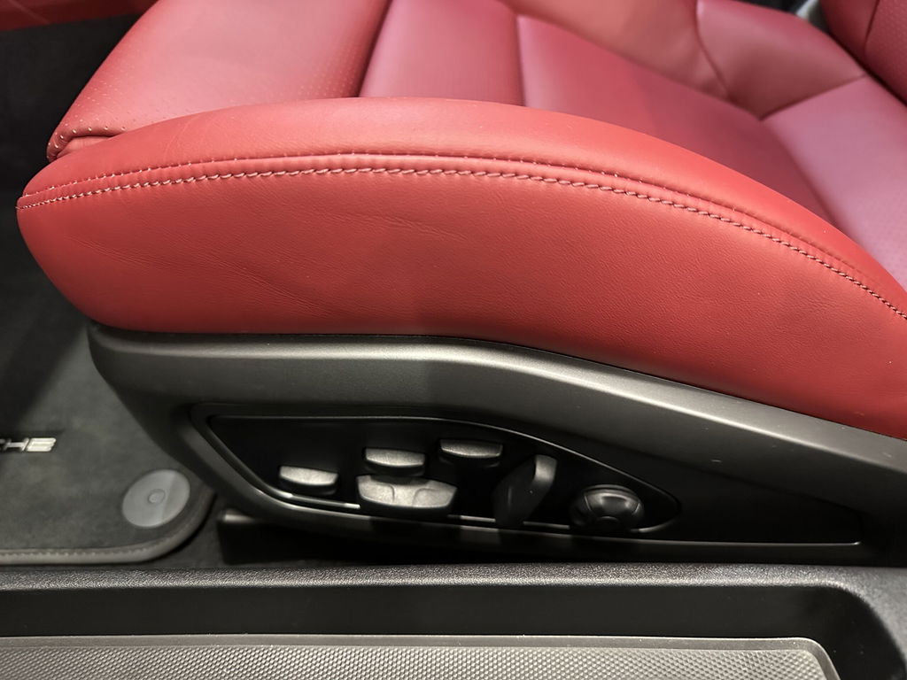 Porsche 992 Carrera 4 GTS