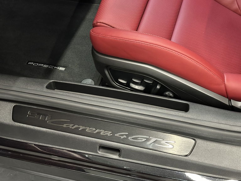 Porsche 992 Carrera 4 GTS