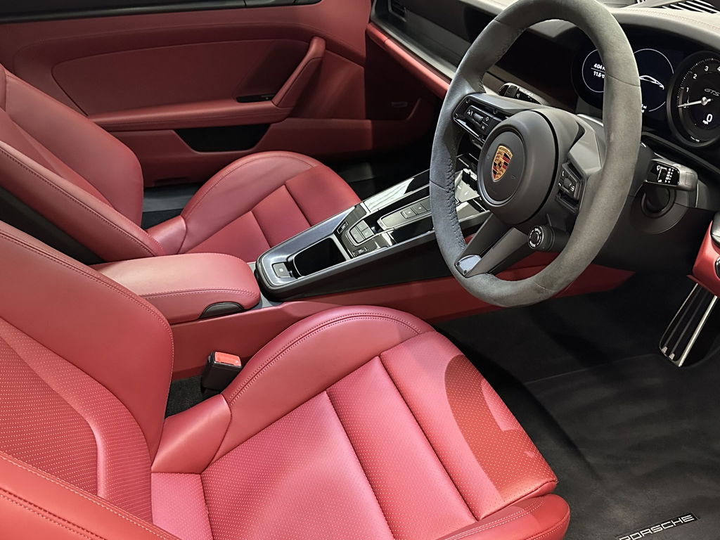 Porsche 992 Carrera 4 GTS