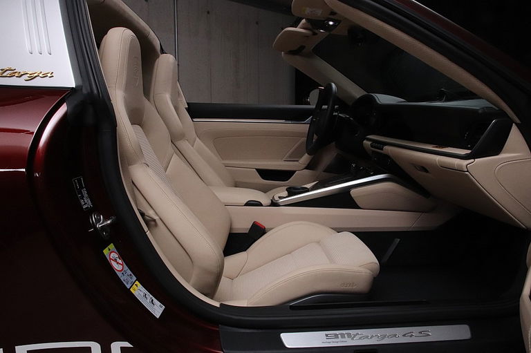 Porsche 992 Heritage Design Edition