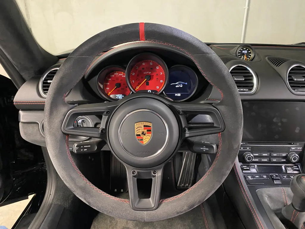 Porsche 718 Cayman GT4