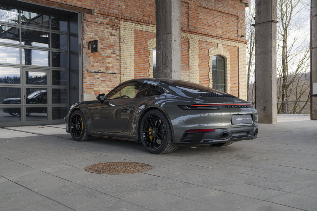 Porsche 992 Carrera 4 GTS