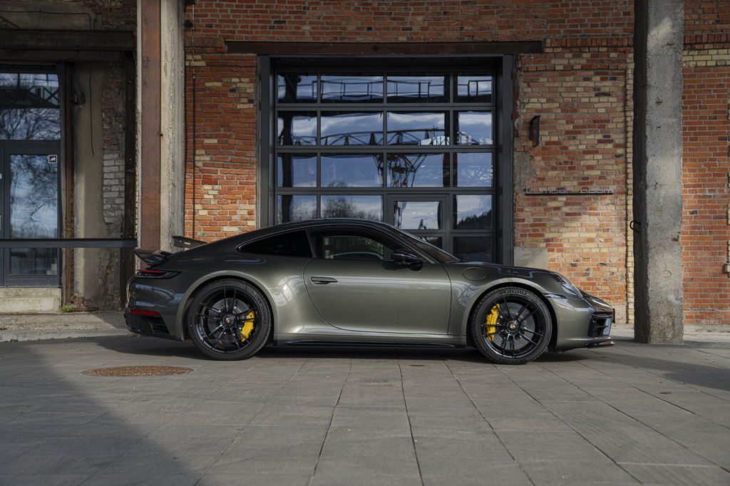 Porsche 992 Carrera 4 GTS