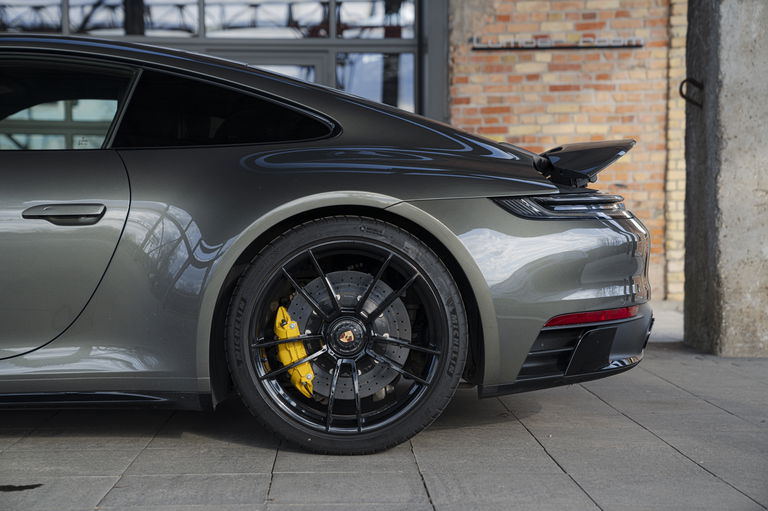 Porsche 992 Carrera 4 GTS