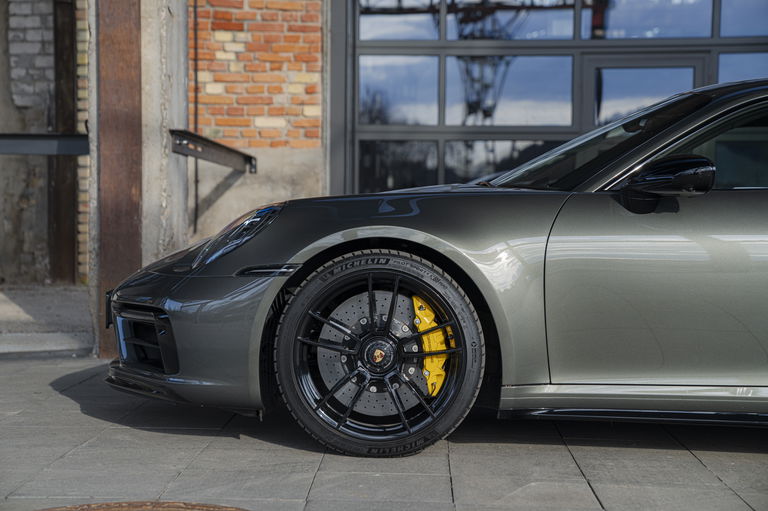 Porsche 992 Carrera 4 GTS