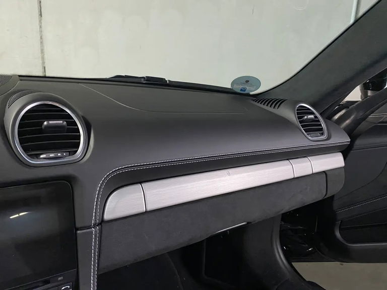 Porsche 718 Cayman GT4