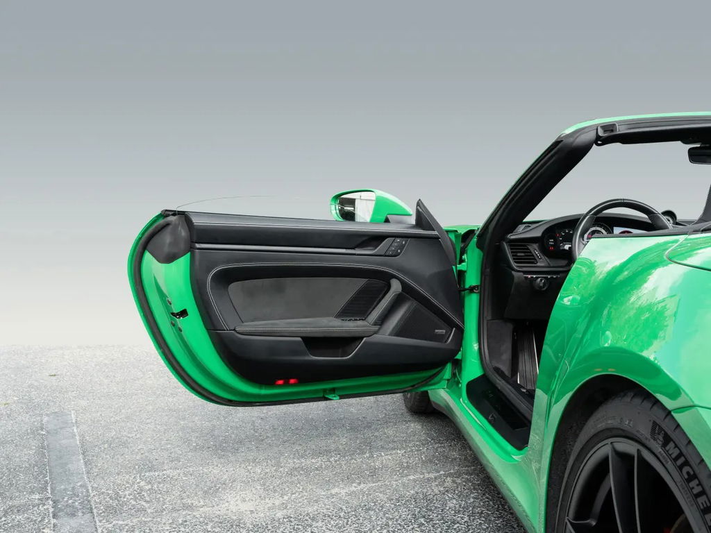 Porsche 992 Carrera 4 GTS