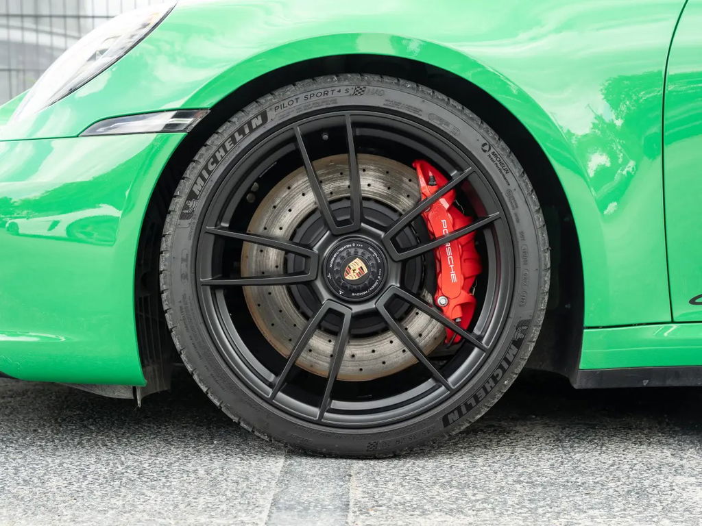 Porsche 992 Carrera 4 GTS